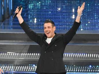 Sanremo 2026, Francesco Gabbani ospite del Suzuki stage: chi è il cantante di ‘Viva la vita’