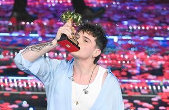 Sanremo 2026, Olly torna al Festival: un anno dalla vittoria con ‘Balorda nostalgia’