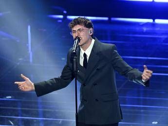 Sanremo 2026, Tredici Pietro chi è: in gara con il brano ‘Uomo che cade’