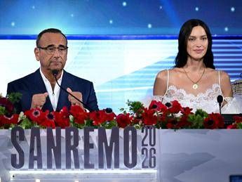 Sanremo 2026, ironia Conti su ascolti: “Sembra estate, capisco perché si abbassi platea tv…”
