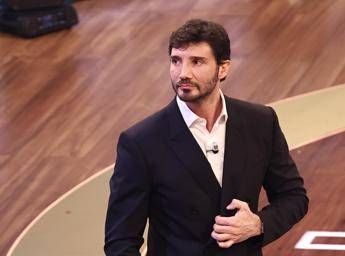 Sanremo, il passaggio di testimone per il 2027: l’investitura di Conti a De Martino oggi in diretta