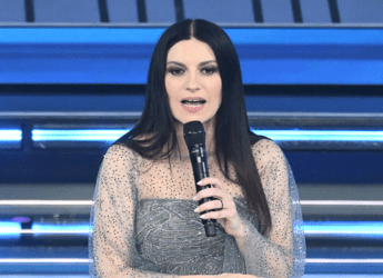 Sanremo, la gaffe ‘piccante’ di Pausini col microfono: “Mamma tutto bene…”