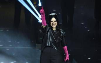 Sanremo, la serata dei duetti inizia con lo show di Pausini. Poi tutto l’Ariston balla ‘Aserejé’ – Diretta