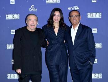 Sanremo, è la sera della finale: sul palco Frassica, Cardinaletti e Bocelli – Diretta