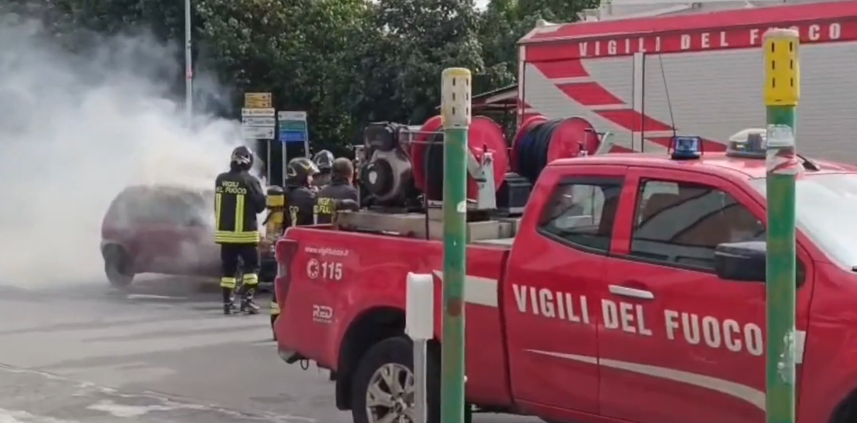 Auto si incendia nel traffico di Palermo