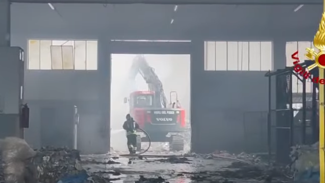 Brucia ancora l’impianto di rifiuti a Campofelice di Roccella