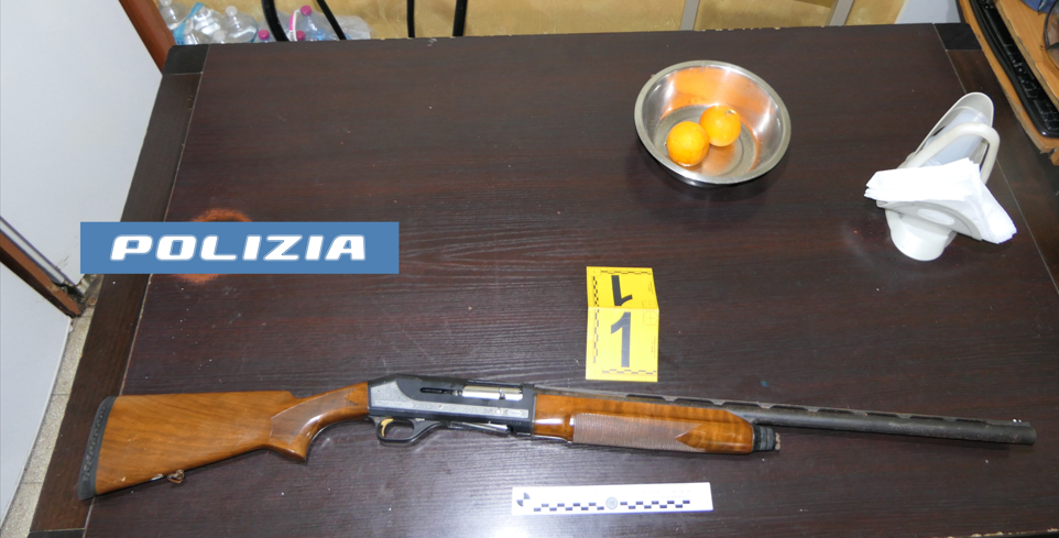 Spara con un fucile al vicino di casa dopo lite, 27enne arrestato dalla polizia a Catania
