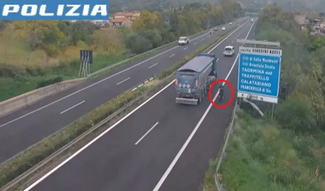 Ciclista contromano sulla A18 Messina-Catania, fermato dalla polizia: giovane con disagio psichico portato all’ospedale di Taormina