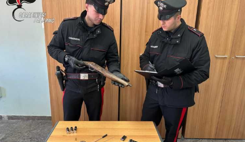 Sorpreso con un fucile modificato nel comodino, 19enne arrestato dai carabinieri di Monreale