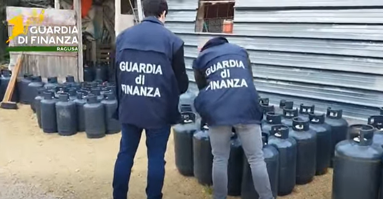 Sequestrate dai finanzieri di Ragusa 117 bombole di gas in un deposito non autorizzato