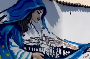 Frana Niscemi, un murale con l’abbraccio della Madonna di “Turi è Tinto” come messaggio di speranza
