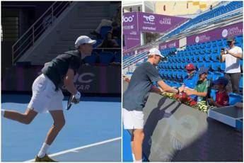 Sinner, primo allenamento a Doha: servizio e… autografi