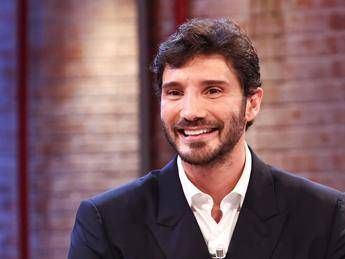 Stefano De Martino conduttore di Sanremo 2027, il golden boy Rai pronto a guidare il festival