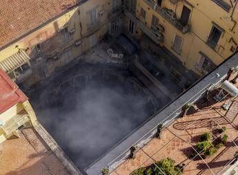 Teatro Sannazaro distrutto, la promessa di Giuli: “Tornerà a splendere”. Oggi il ministro a Napoli