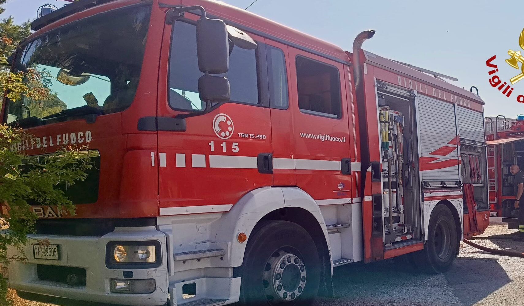 Incendio in un maneggio a Partinico, cavalli salvati dai vigili del fuoco