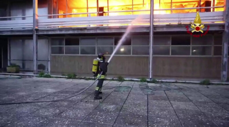 Spento l’incendio in un capannone dell’Irsap a Brancaccio