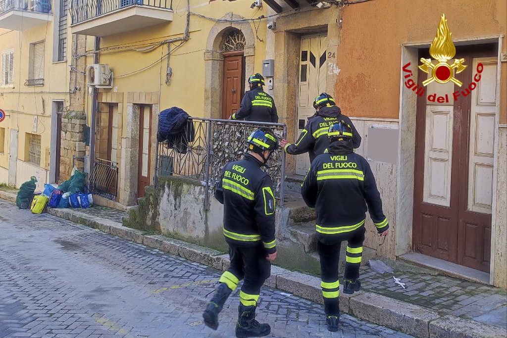 Niscemi, operazioni di accesso dei vigili del fuoco nelle case a 30 metri dal fronte della frana