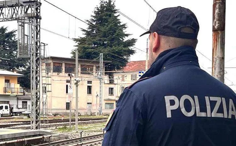 Aveva le cuffie e non ha sentito l’arrivo di un treno che lo ha travolto: morte tragica per un diciassettenne