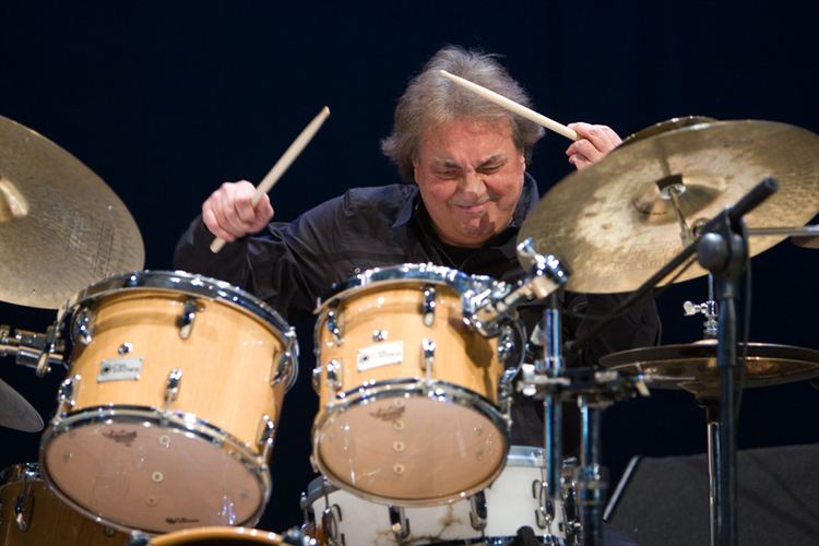 Tullio De Piscopo, 80 anni senza mai dormire:torna a Sanremo con LDA e Aka Seven per Andamento lento