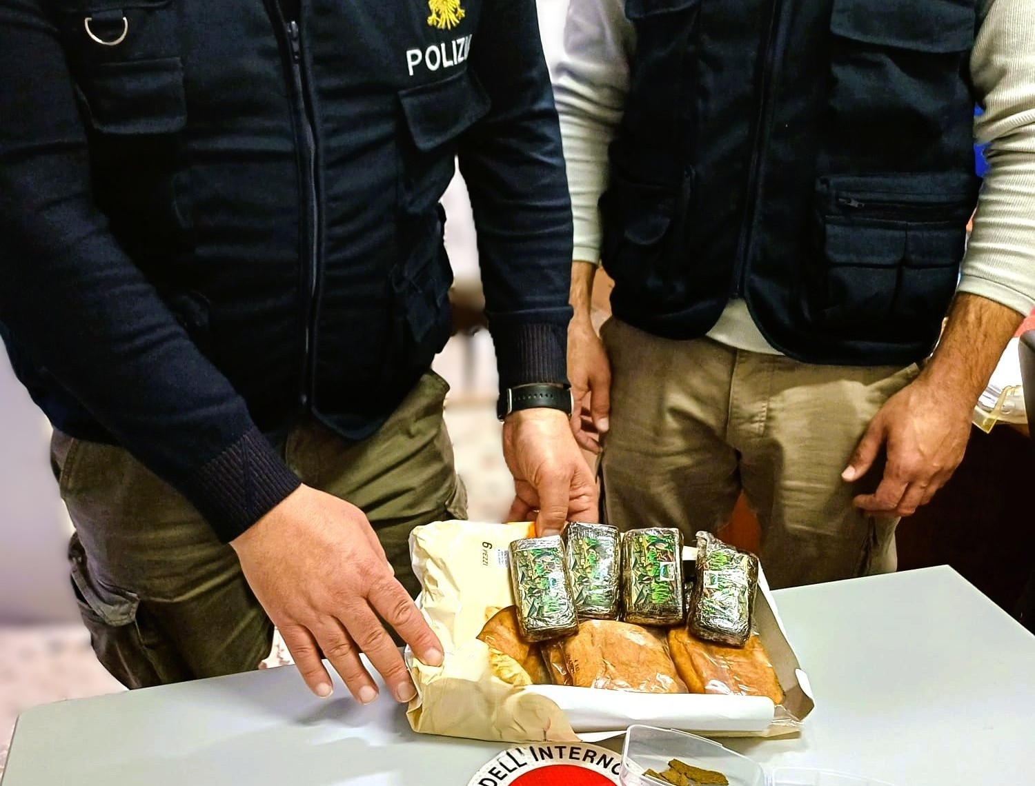 Trovato con 400 grammi di hashish nascosti nel pacco delle merendine: nel Nisseno 37enne arrestato dalla Polizia di Stato
