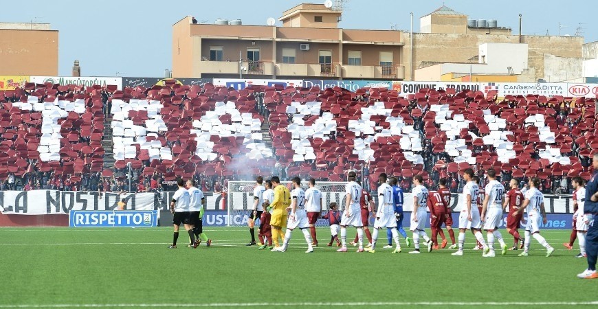 In Lega Pro sanzionato il Trapani: 2 mila euro e 5 punti di penalizzazione; ora i granata sono ultimi in classifica con il Siracusa