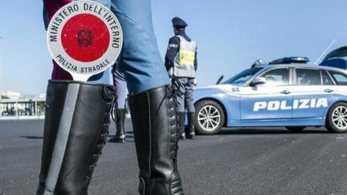 In auto con quasi mezzo chilo di hashish, arrestato dalla Polizia Stradale