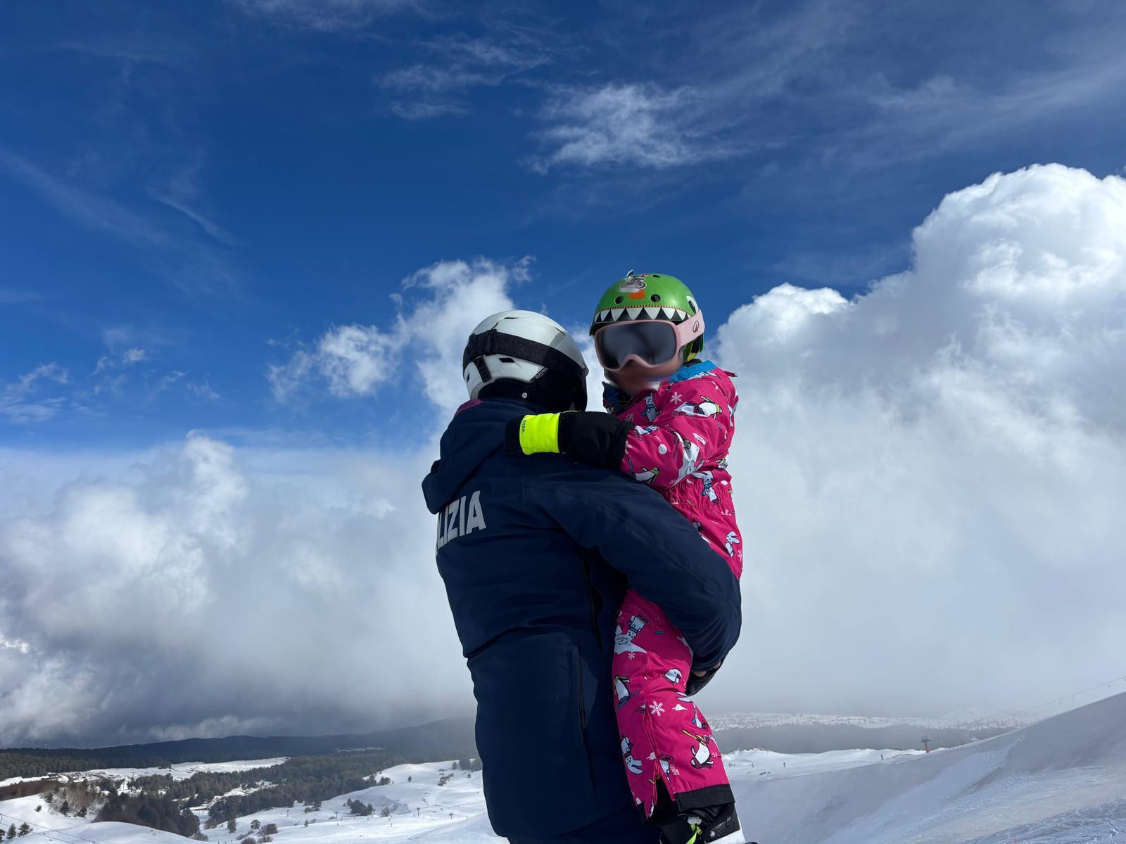 Etna, bimba bloccata sulla neve mentre scia: soccorsa da un poliziotto