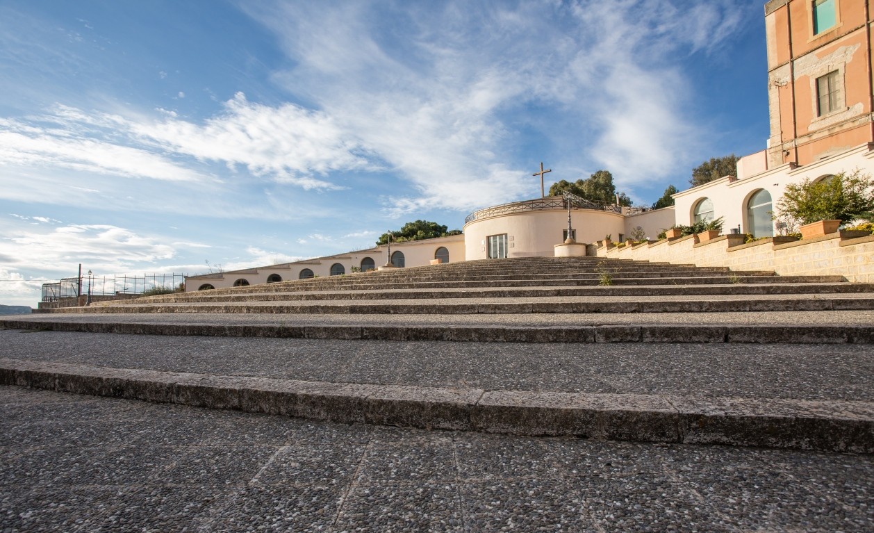 San Cataldo. La Pro Loco ha pubblicato un catalogo che racchiude in sè la bellezza dei 18 pannelli in ceramica di Piazza Calvario