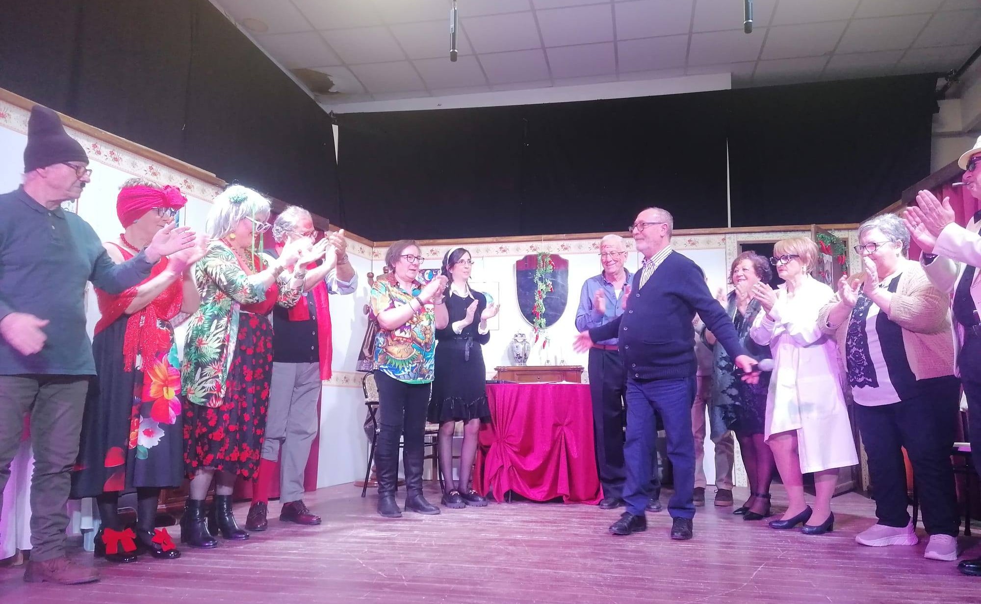 San Cataldo. Alla “Cesare Battisti” applausi per la commedia “Prima o poi…. tutti i nodi vengono al pettine” de “La Società”