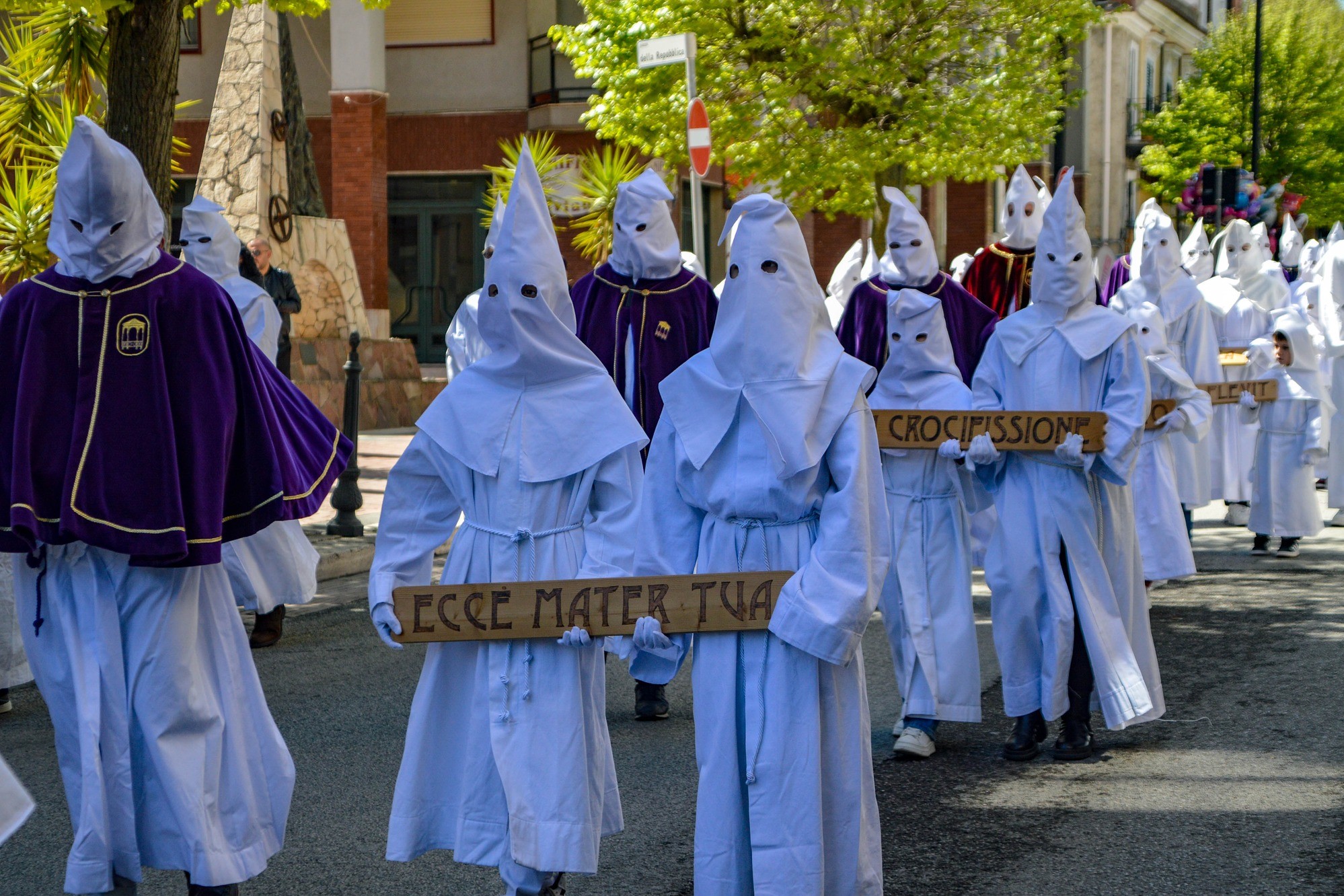 San Cataldo. L’associazione Giuseppe Amico Medico: “I sai per la Processione dei Misteri non bastano; chi non lo indosserà, lo metta a disposizione di altri devoti”