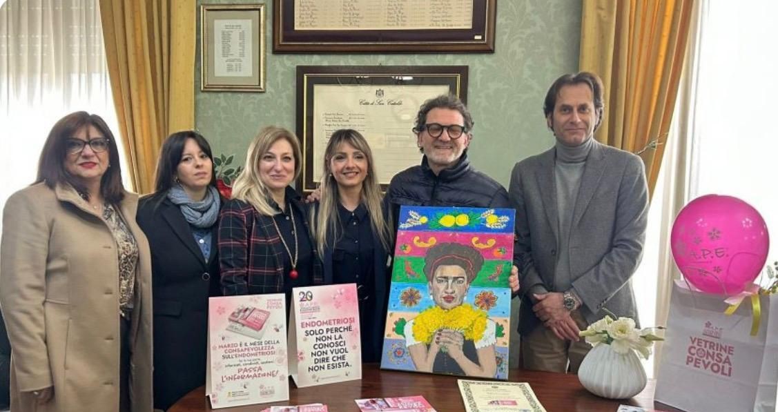 San Cataldo. Il Comune per il mese di marzo partecipa alla 3^ edizione di “Vetrine Consapevoli” per sensibilizzare sulla patologia dell’endometriosi