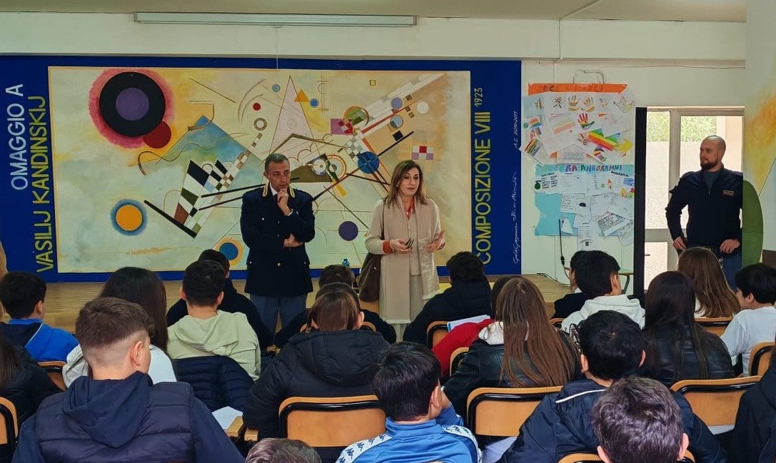 A Niscemi il vice Questore Minardi e gli agenti della Volante hanno incontrato gli alunni dell’Istituto Manzoni