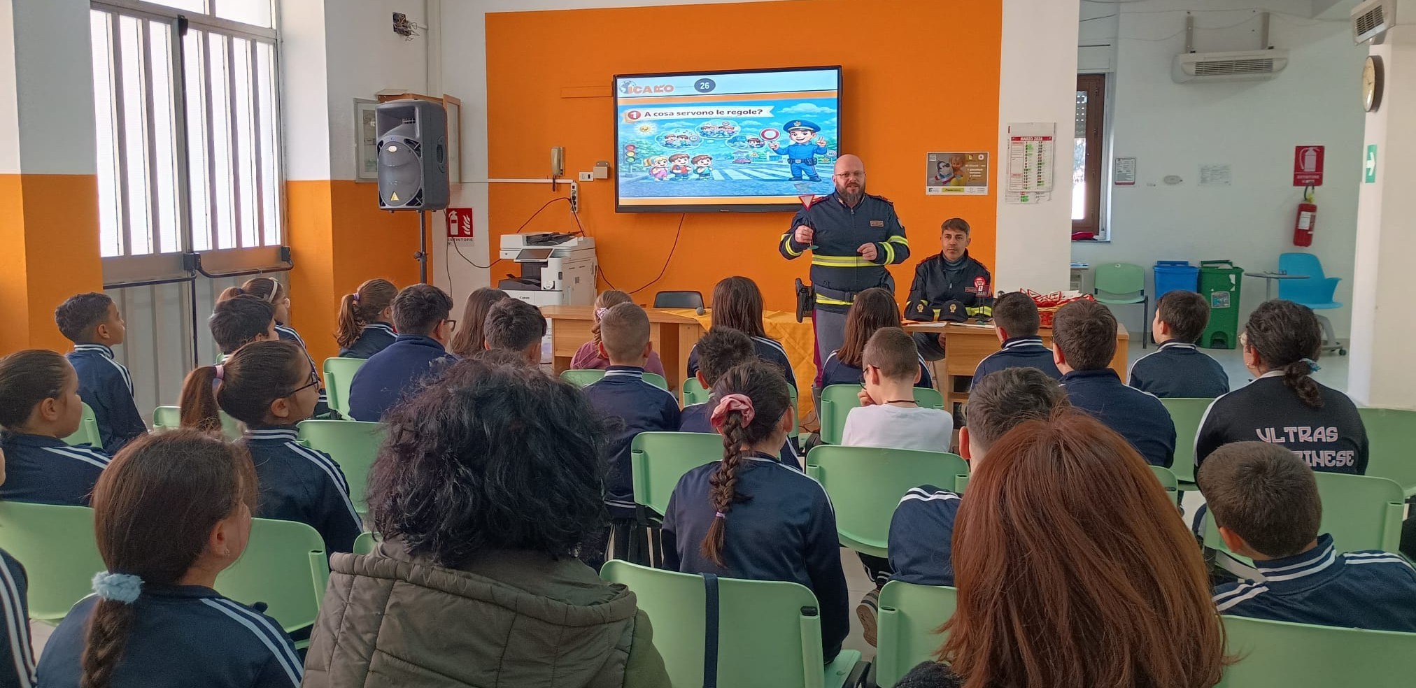 Santa Caterina. Gli studenti della scuola primaria “Michele Capra” hanno incontrato la Polizia Stradale di Caltanissetta