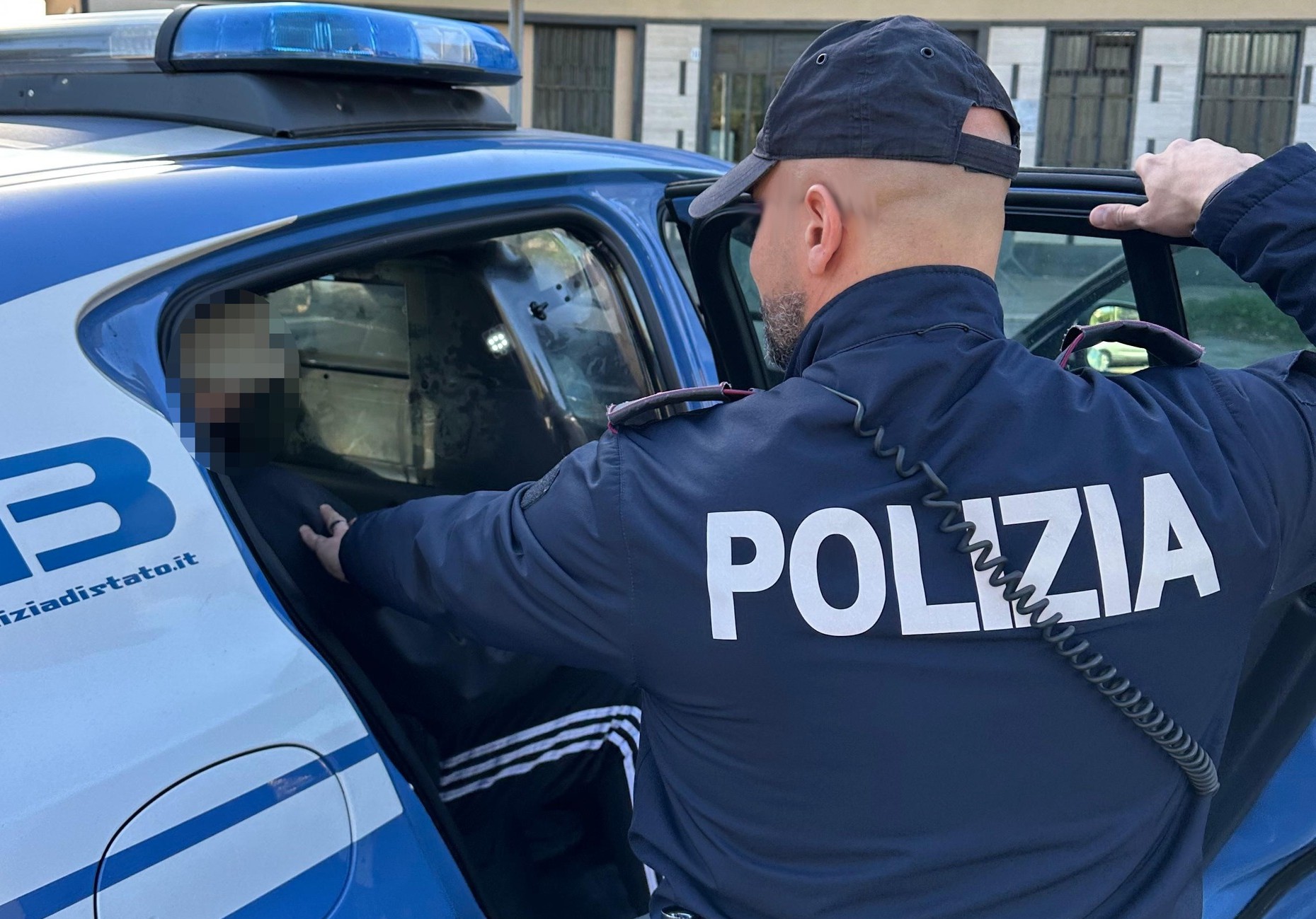 Rubano telefono cellulare a turista spagnola: arrestati due giovani dai poliziotti della squadra volante