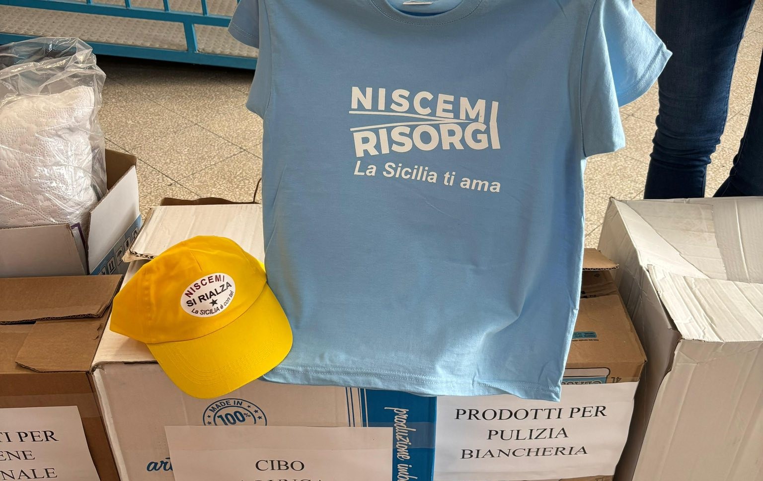 DELIA. Conclusa la raccolta beni “Insieme per Niscemi”: gli alunni hanno incontrato l’amministrazione comunale e consegnato le donazioni