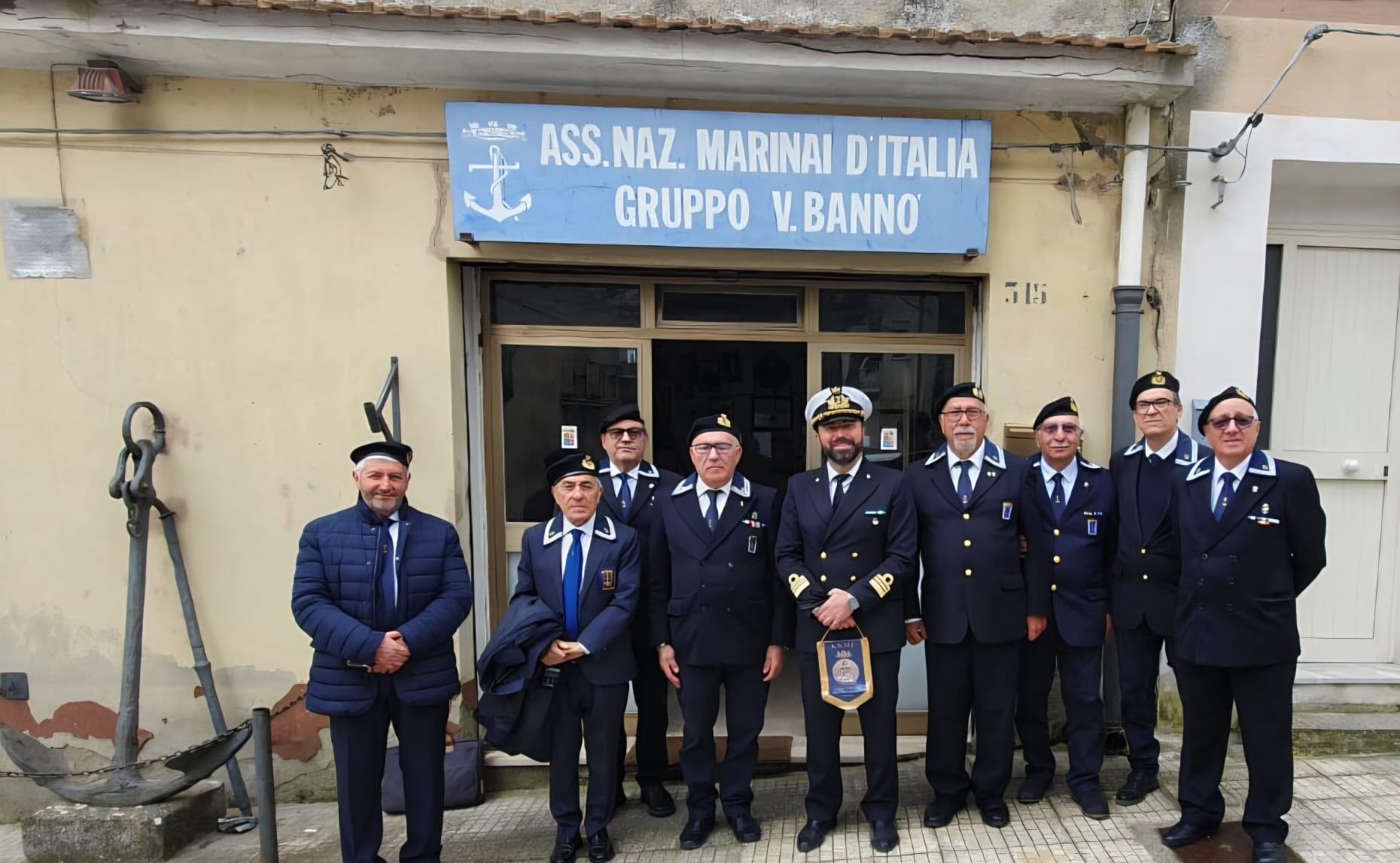 San Cataldo. L’Associazione Nazionale Marinai d’Italia ha donato al comandante della Capitaneria di Porto di Gela copia del libro “Custodi di Memoria”