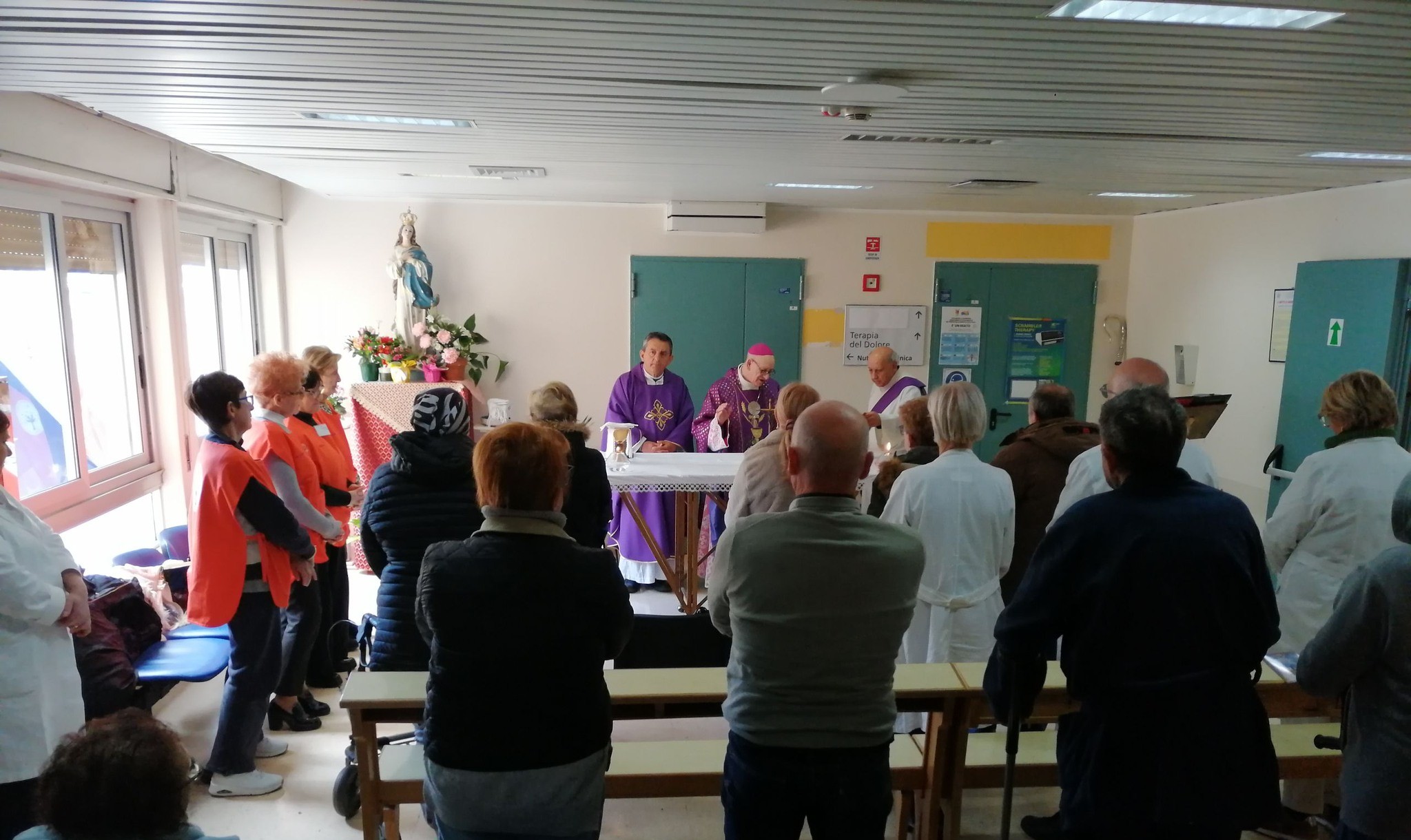 San Cataldo. Celebrata messa nel Presidio ospedaliero “Raimondi” dal vescovo mons. Mario Russotto e da padre Alessandro Giambra