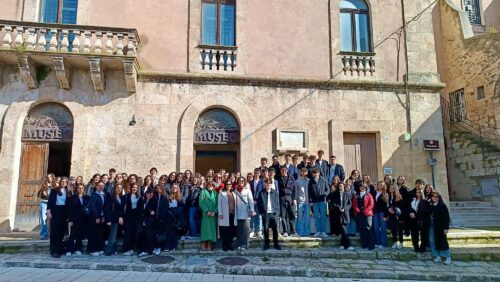 Mussomeli, Giornata “FAI” di primavera: Alunni del “Virgilio” e “Hodierna”, volontari Pro Loco, Arnia e Confraternite, impegnati alla valorizzazione del territorio.