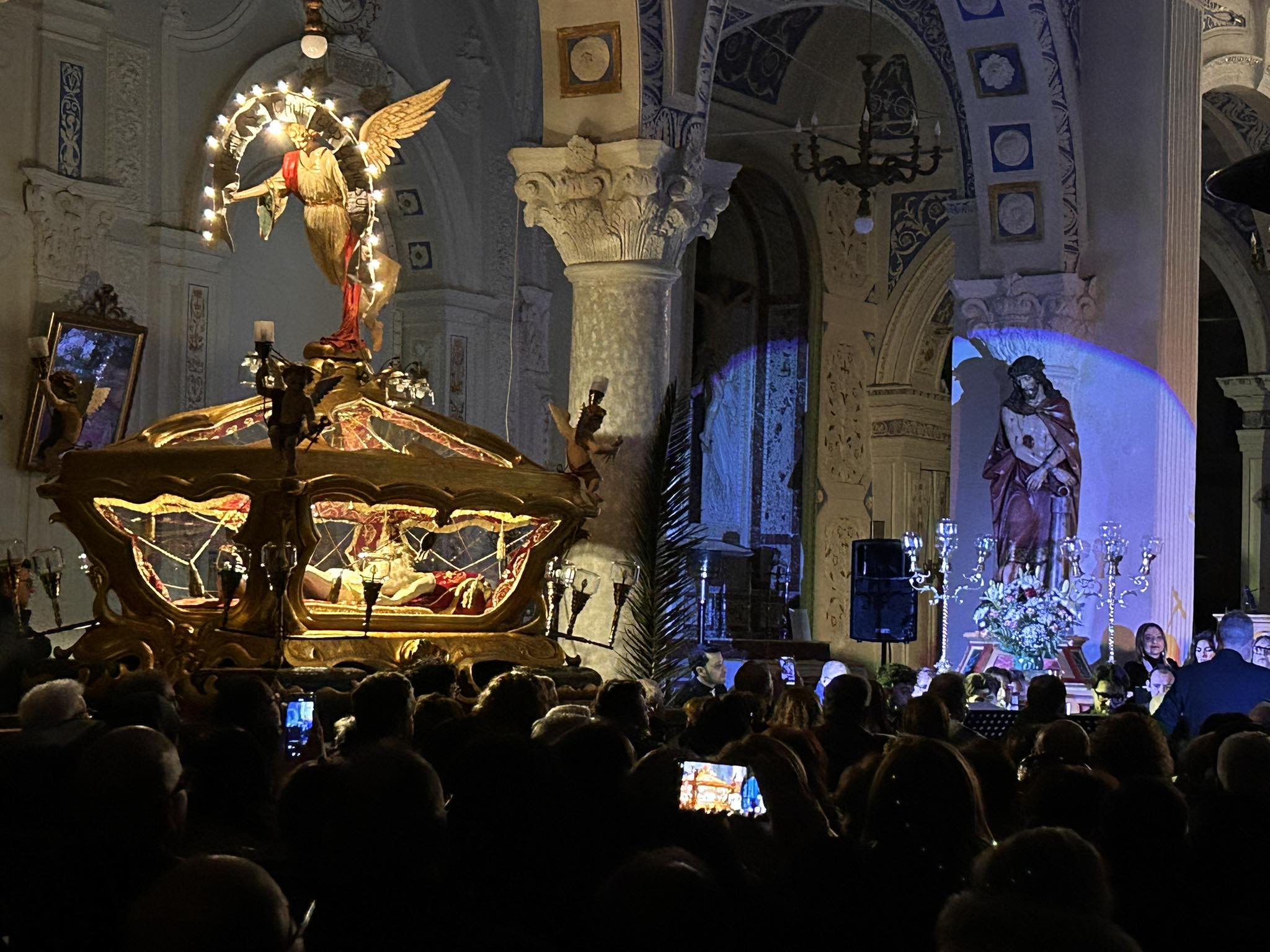 Mussomeli, Filarmonica, Coro Polifonico e ‘u lamiantu inteconfraternale aprono la Settimana Santa con l’Ave Verum. Un successo.