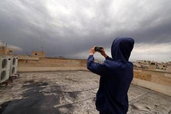 Allarme in Iran: “Rischio piogge acide dopo raid su raffinerie, restate a casa”