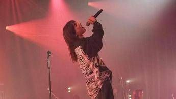 Angelina Mango torna a esibirsi, tra il pubblico di Roma c’è Maria De Filippi