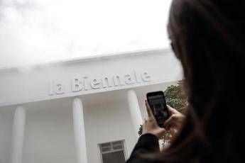 Biennale Venezia, lettera di 70 artisti e curatori: “No a partecipazione Israele, Russia e Usa”