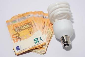 Bollette luce, aumenti in arrivo per i vulnerabili. Consumatori: “+45 euro all’anno, una Caporetto”