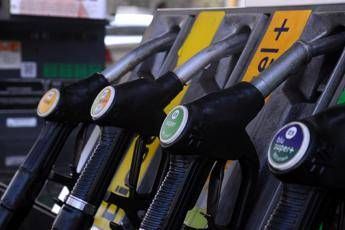 Caro benzina e diesel, il governo corre ai ripari. Meloni: “Tagliamo 25 centesimi al litro”