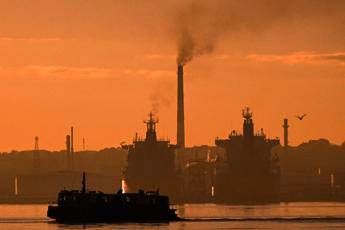 Cuba, arriva petroliera russa con via libera di Trump. Presidente Usa: “Non cambia niente, l’isola è finita” ﻿