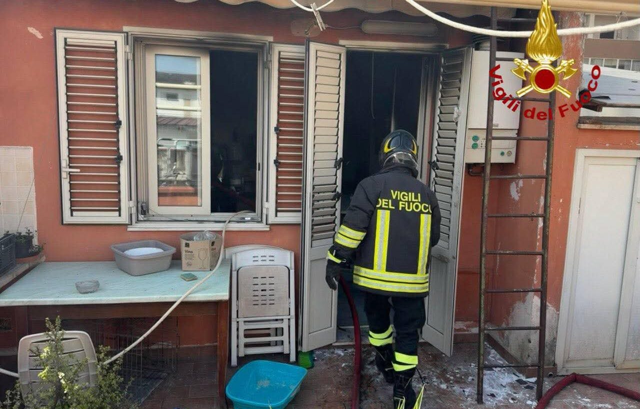 Incendio in un appartamento a Palermo, soccorsa anziana