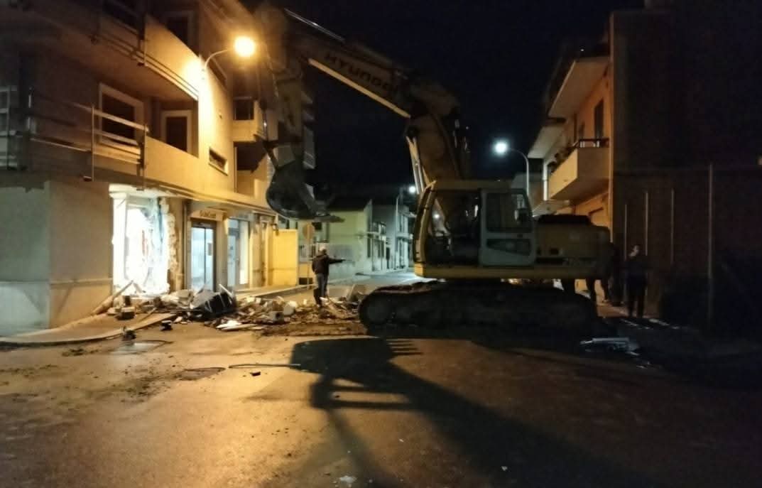 Assalto con escavatore alla sede dell’Unicredit ad Acate,  sradicato lo sportello bancomat