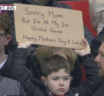 Festa della mamma… allo stadio, tifoso United: “Scusa, è la mia prima partita”