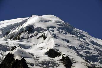 Frana sul massiccio del Monte Bianco, morto alpinista italiano