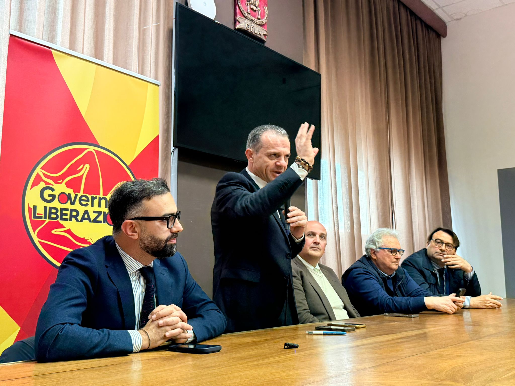 Tour del “Governo di Liberazione”, tappa a Gela. De Luca: “Entro ottobre una grande coalizione per liberare la Sicilia dalle logiche romano-centriche e dai sistemi di potere”